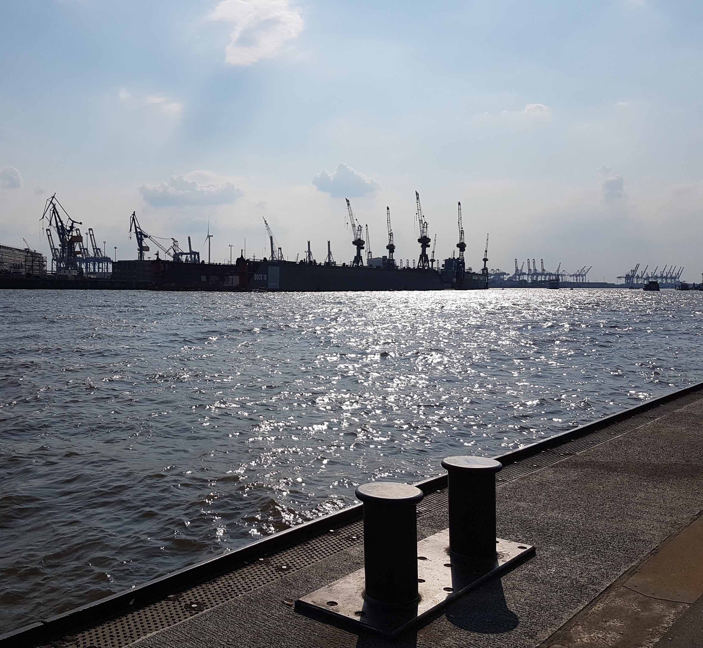 Hamburg Blick auf Hafenkräne